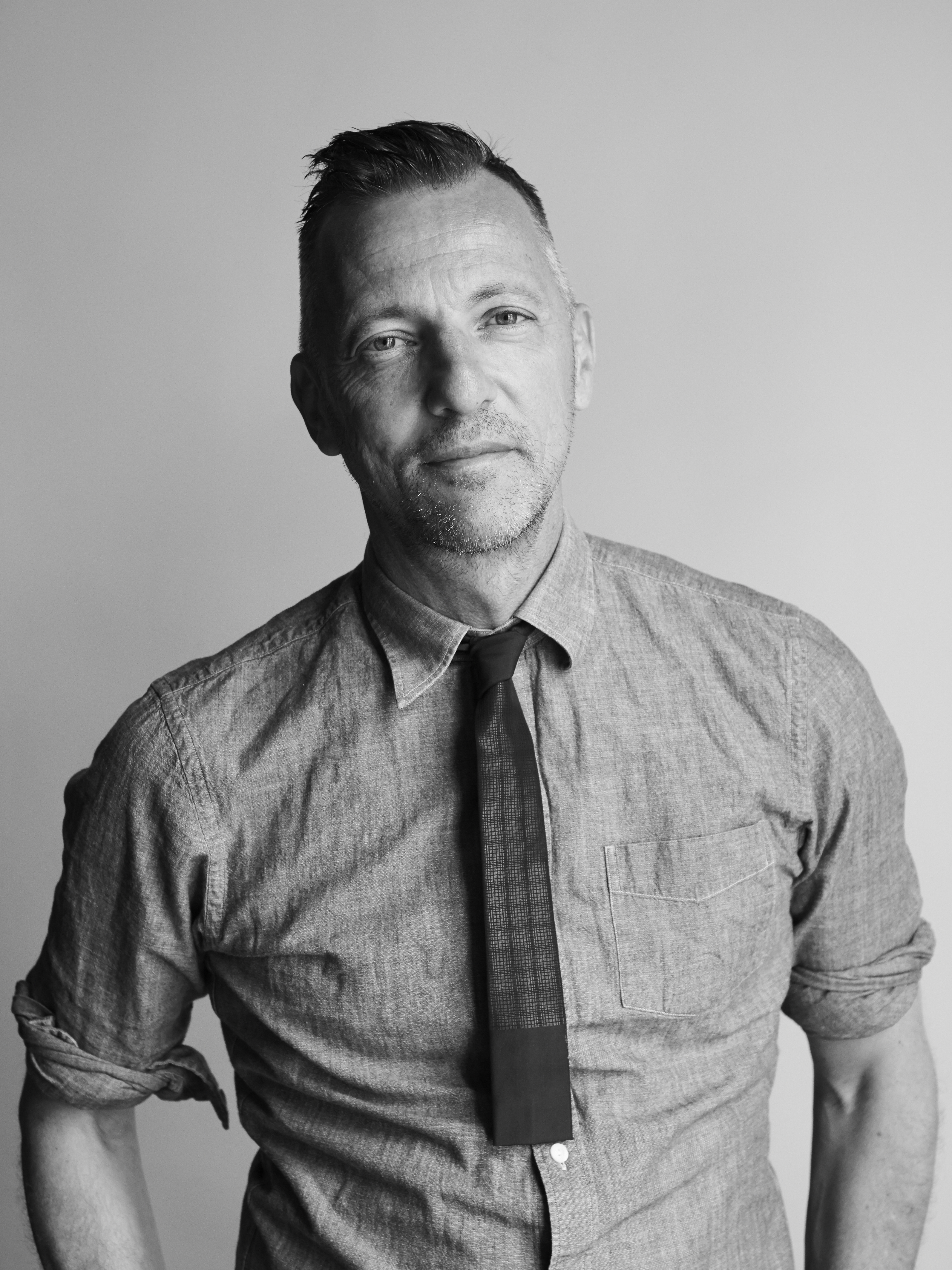 Portrait noir et blanc de l'historien et artiste Olivier Saillard