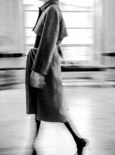 Image noir et blanc de la performance d'Olivier Saillard "Moda Povera V © Ruediger Glatz